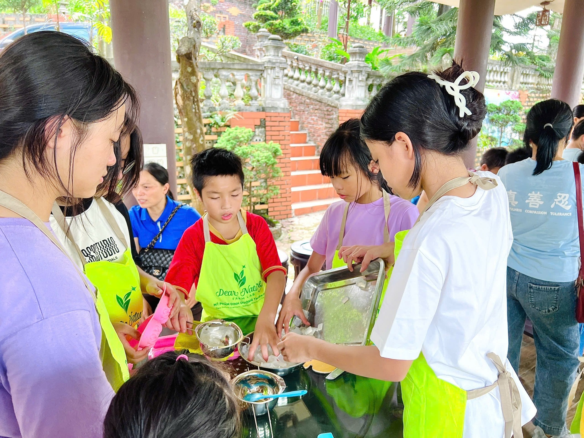 Các bé thích thú trải nghiệm tự tay làm xà bông thiên nhiên tại workshop Dear Nature