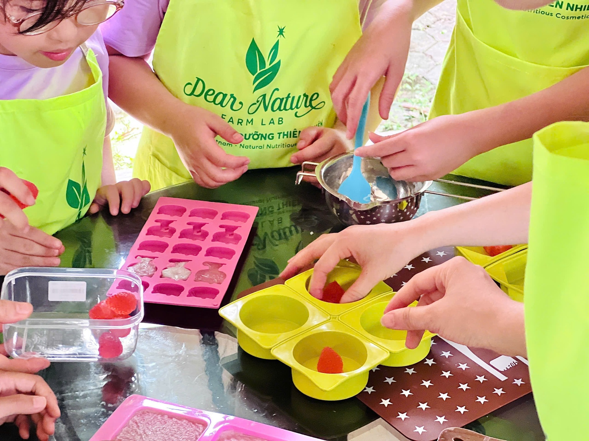 Các bé thích thú trải nghiệm tự tay làm xà bông thiên nhiên tại workshop Dear Nature