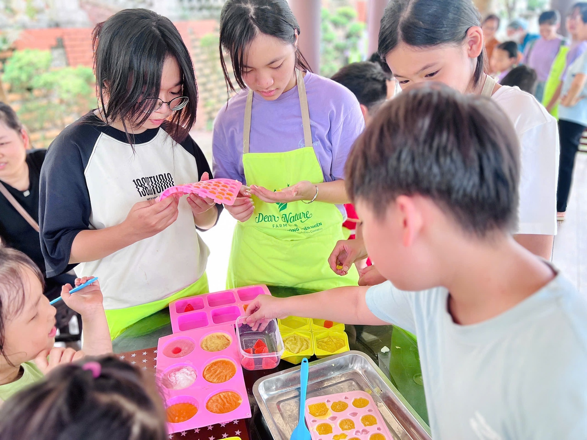 Các bé thích thú trải nghiệm tự tay làm xà bông thiên nhiên tại workshop Dear Nature