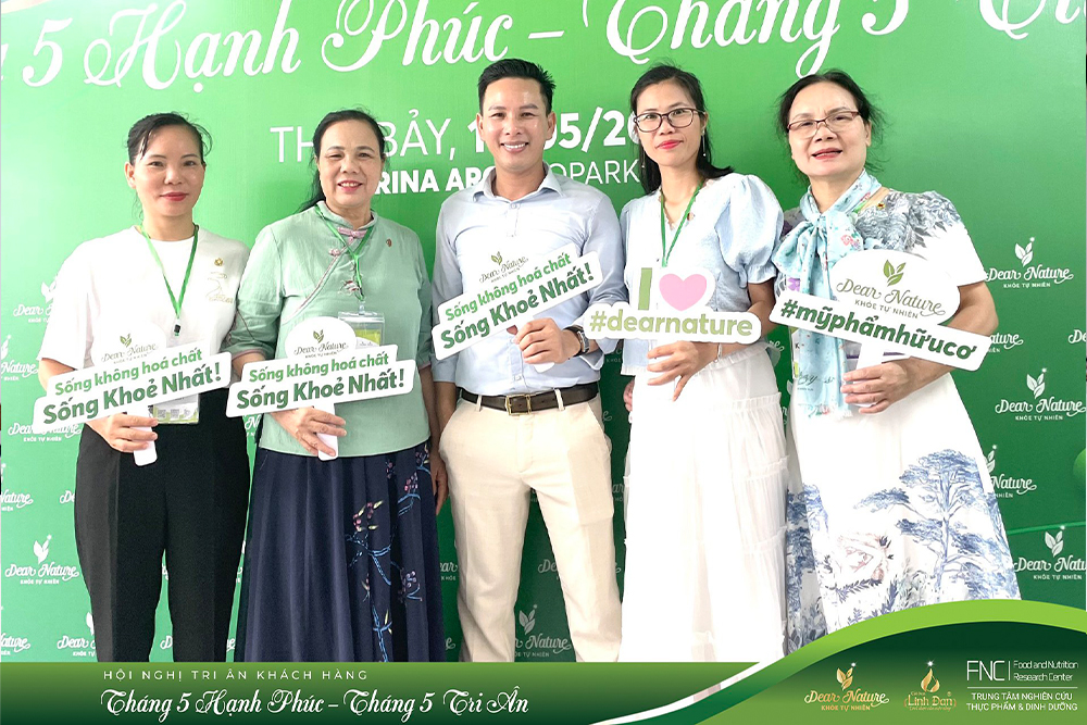 Hoạt động hội nghị Dear Nature, vinh danh, giới thiệu sản phẩm mới, giao lưu chia sẻ.