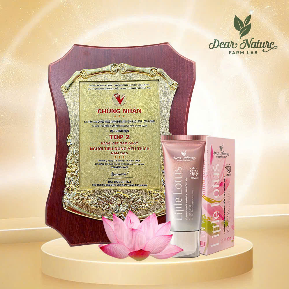 Đại diện Dear Nature nhận giải thưởng Top 2 Hàng Việt Nam được người tiêu dùng yêu thích