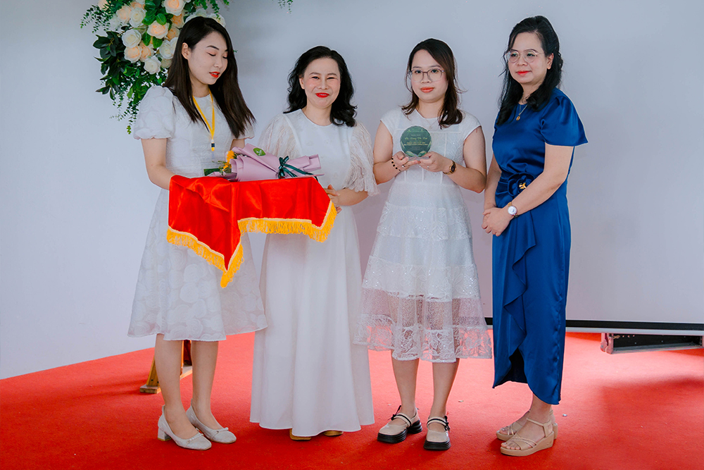 Thành viên xuất sắc Bộ phận Hành chính & Kho vận: Chị Hoàng Thị Lan