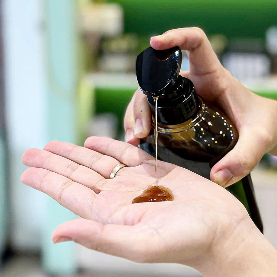 Kết cấu đậm đặc màu nâu thảo dược của Dầu gội Herbal Shampoo Dear Nature