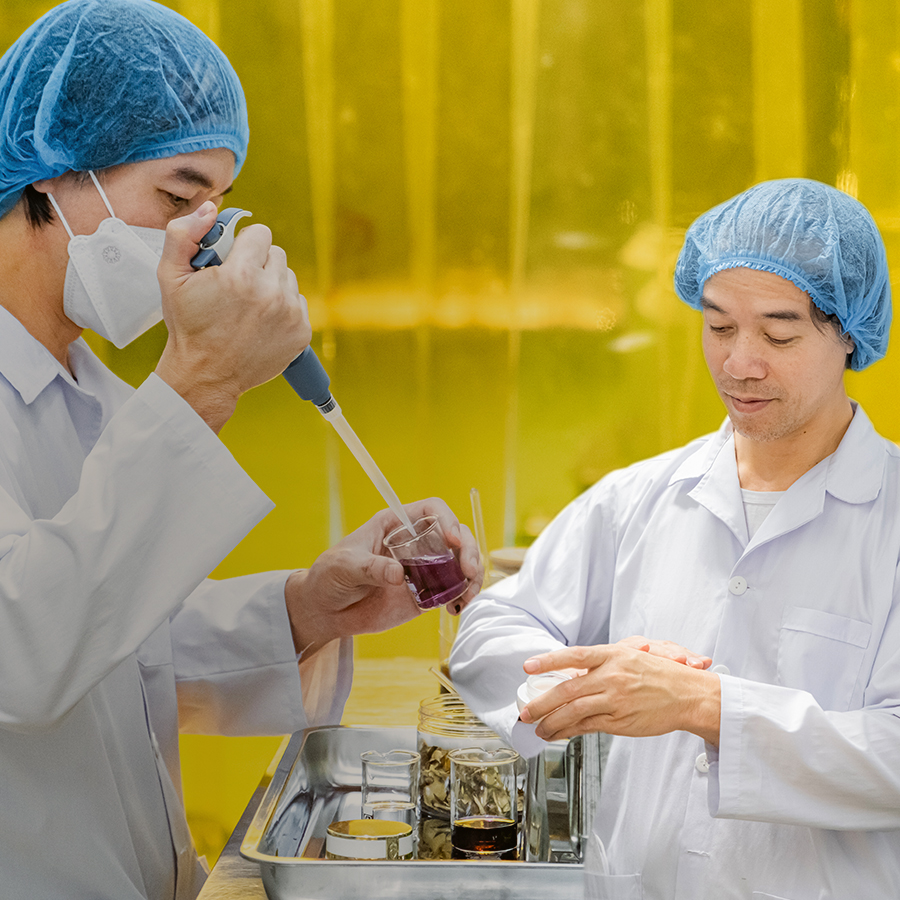 Mỹ phẩm thiên nhiên hiện đại kết hợp khoa học để chiết xuất và bảo quản an toàn