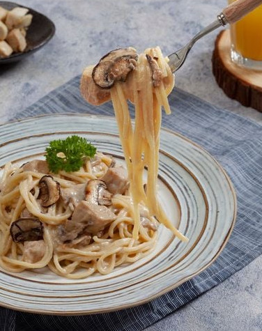MÌ Ý SỐT KEM GÀ NẤM 332G Pulmuone