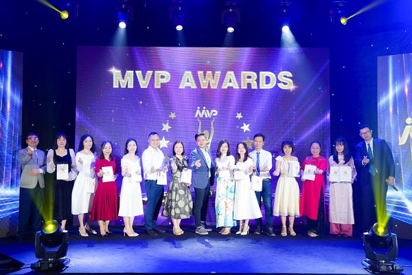 MVP TRAO TẶNG SẢN PHẨM BỔ SUNG SỨC KHOẺ CỦA NICHIEI ASIA CHO KHÁCH HÀNG