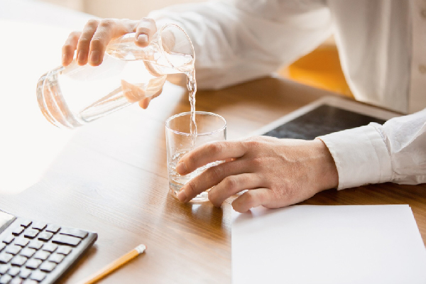 Bị cao huyết áp có nên uống nhiều nước? Bị cao huyết áp có nên uống nhiều nước?