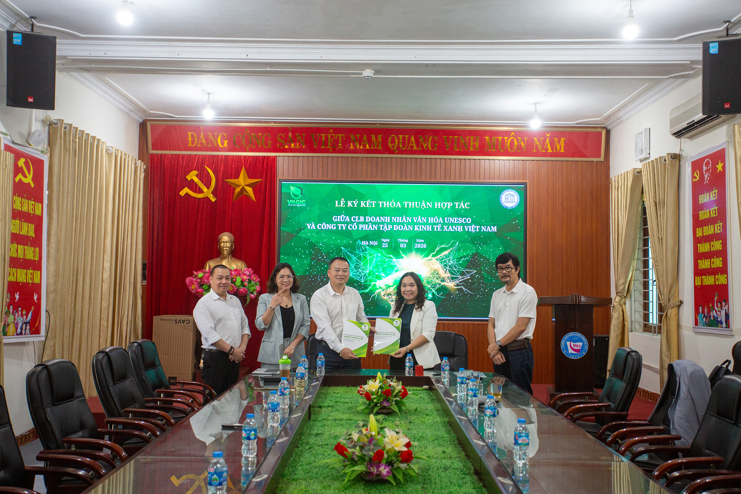 LỄ KÝ KẾT BIÊN BẢN GHI NHỚ HỢP TÁC (MOU): UCEC VÀ VNGIC CÙNG KIẾN TẠO HỆ SINH THÁI DOANH NHÂN BỀN VỮNG