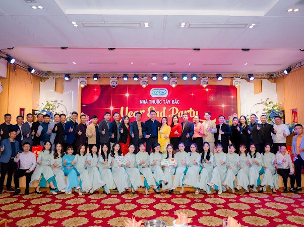 Lãnh đạo VH Medipharm chụp ảnh cùng lãnh đạo, CBCNV nhà thuốc Tây Bắc