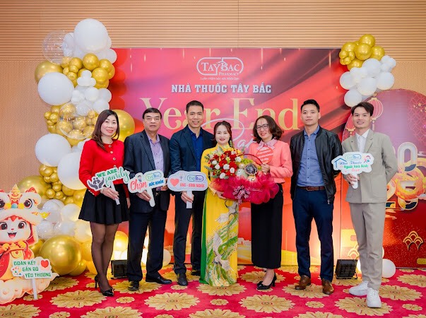 Lãnh đạo VH Medipharm trao tặng quà cho lãnh đạo hệ thống nhà thuốc Tây Bắc