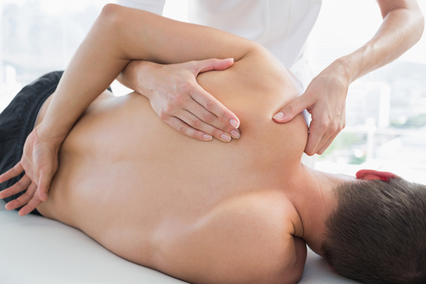 Bấm huyệt chữa đau tay vai không nâng lên được