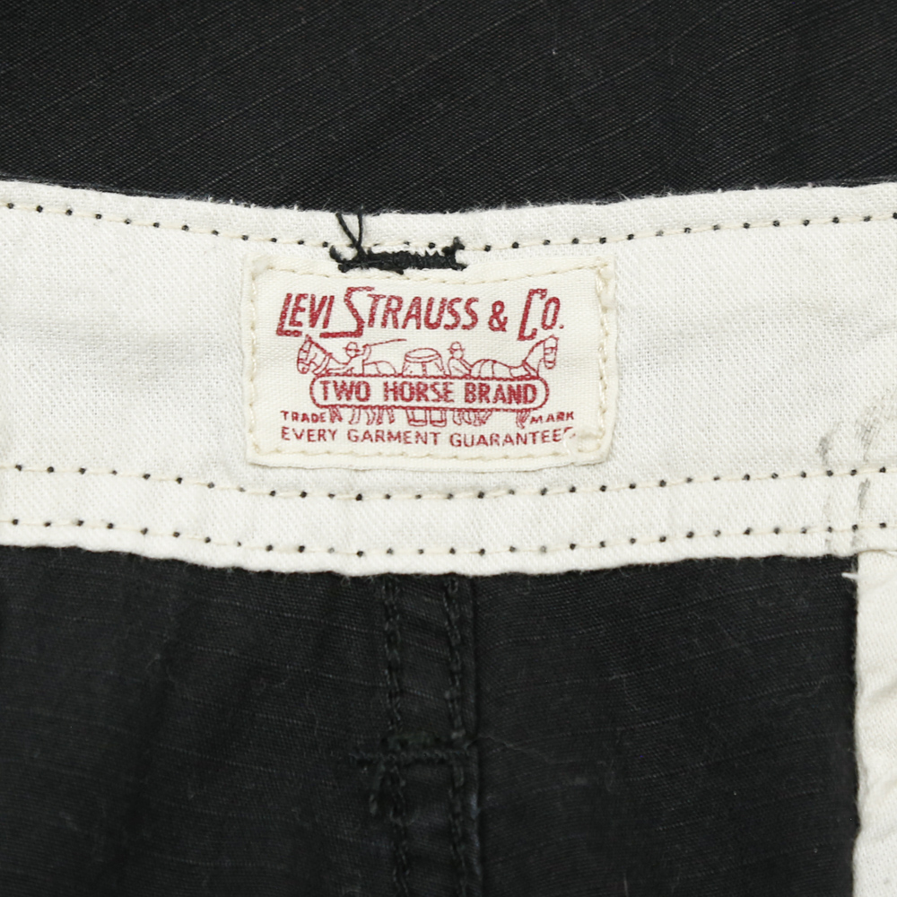 2010s Levi's Black Cargo Shorts Size 30