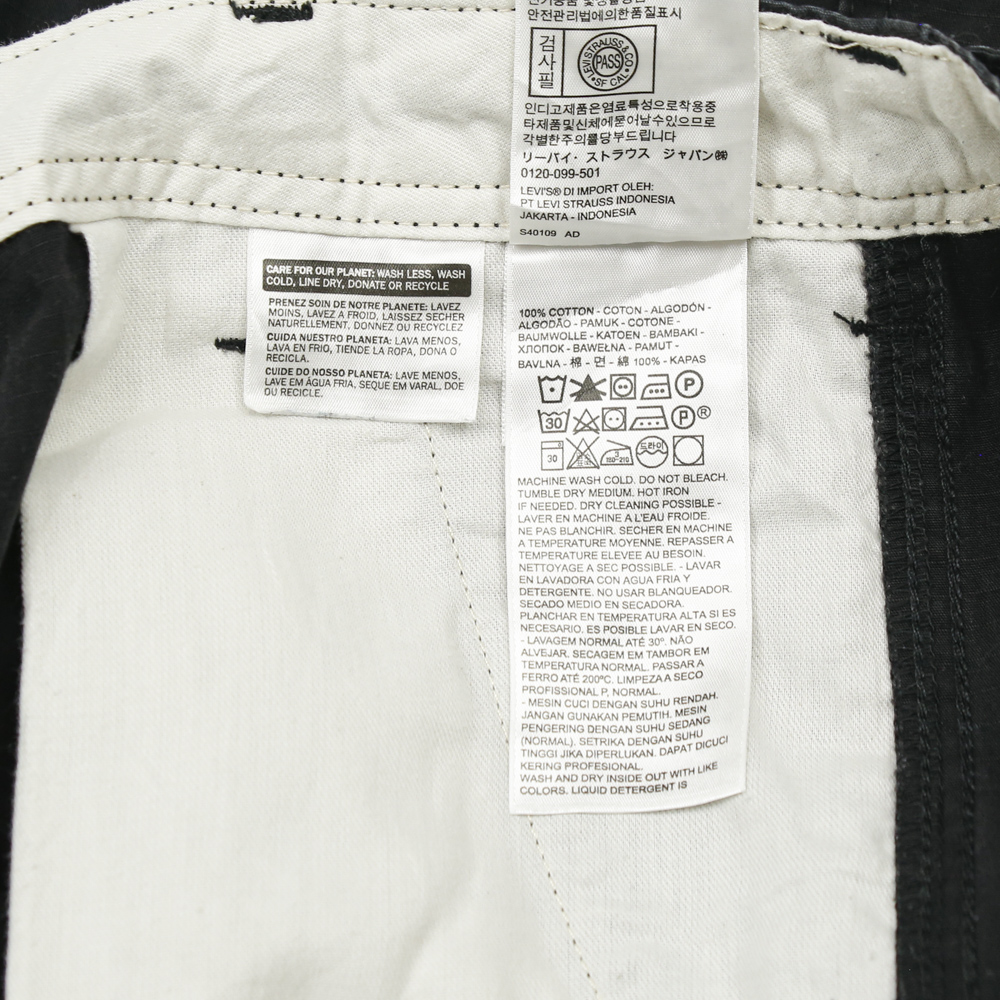 2010s Levi's Black Cargo Shorts Size 30