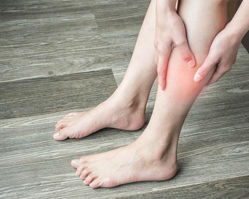 Căng cơ bắp chân phải làm sao để đỡ đau nhanh?