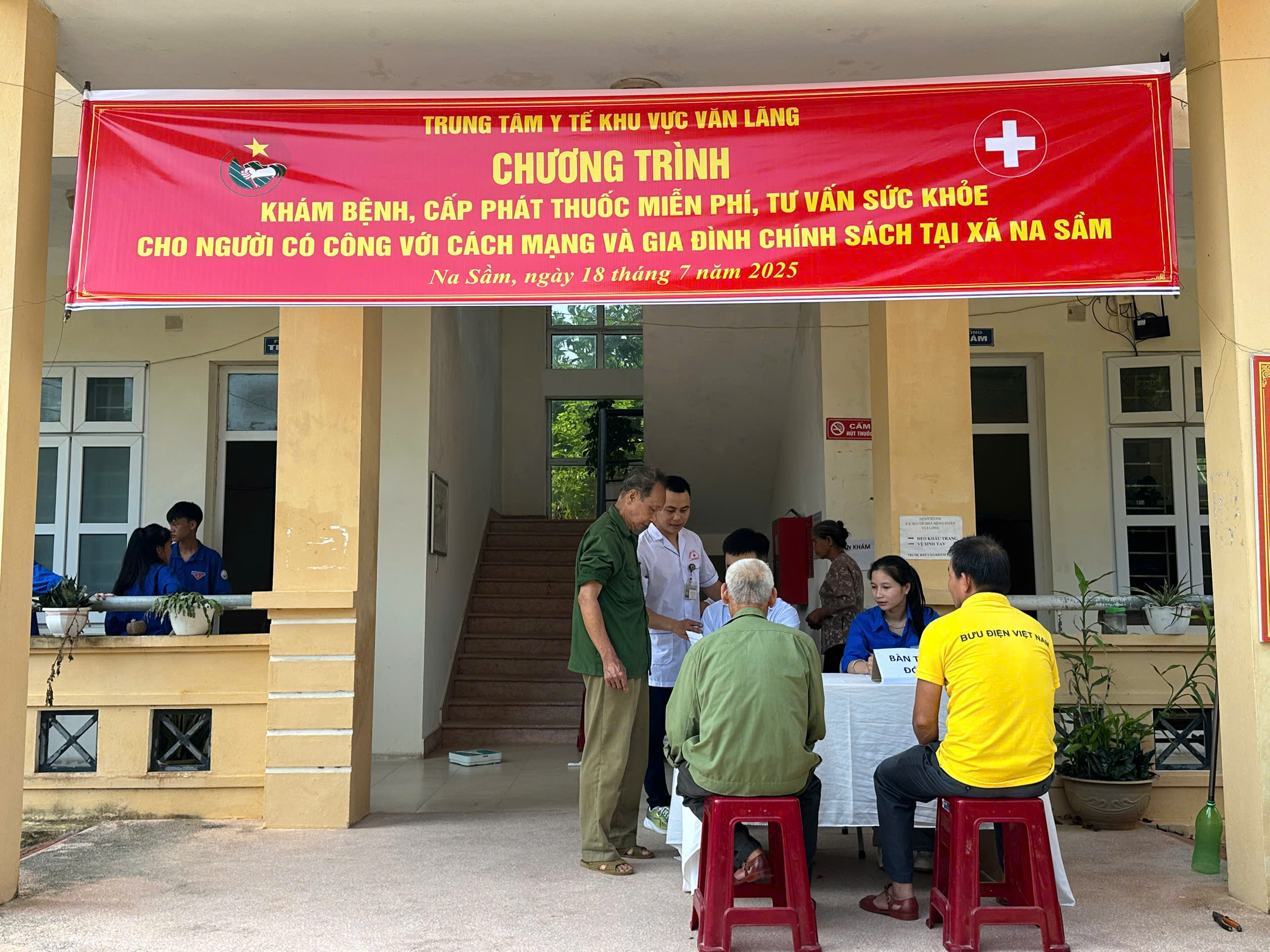 Vihapha đồng hành TTYT Văn Lãng tri ân người có công, gia đình chính sách