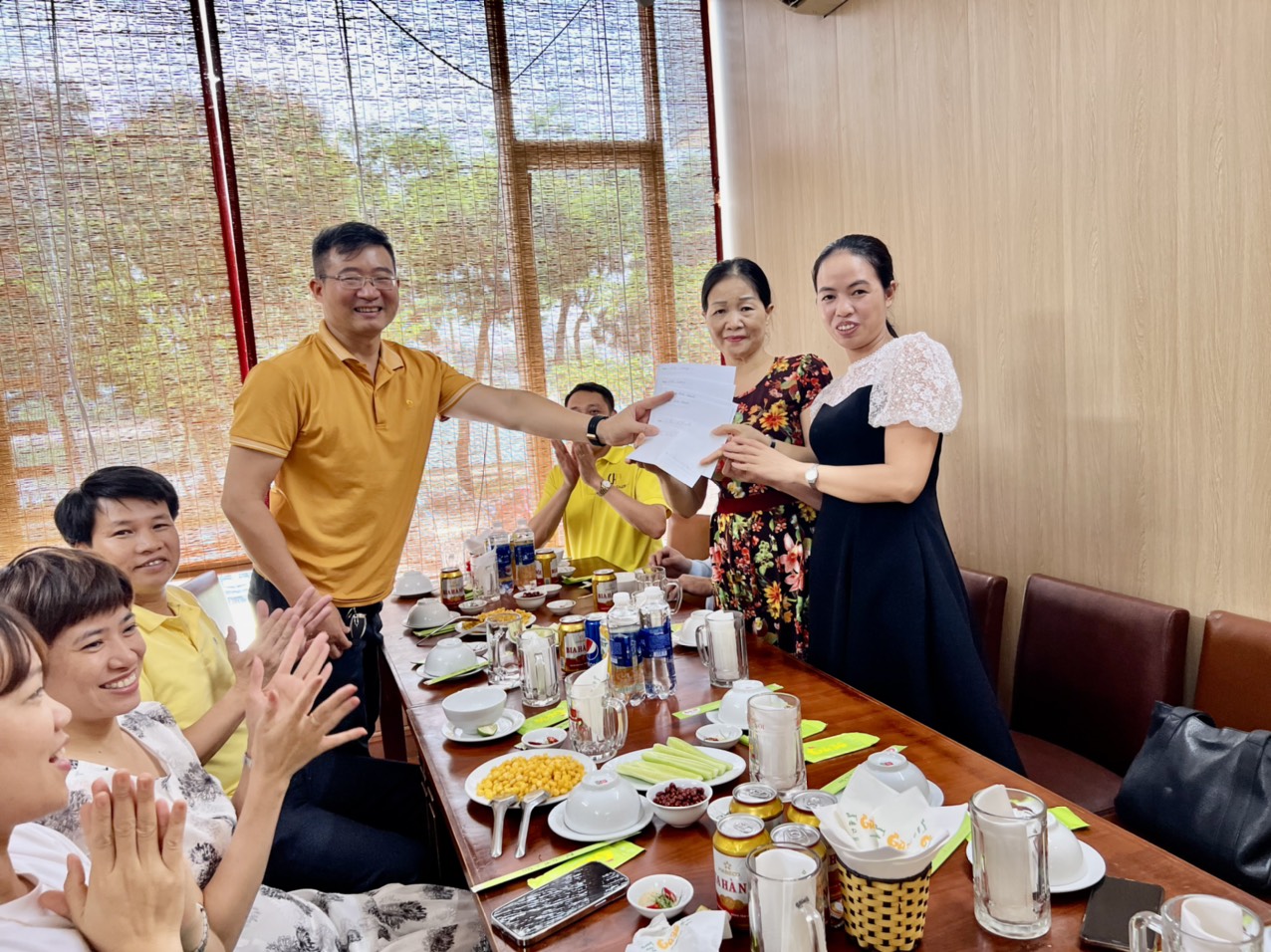 Liên hoan chúc mừng phụ huynh có con thi đạt điểm cao trong kỳ thi vào lớp 10 của công ty TNHH Dược Phẩm VIHAPHA