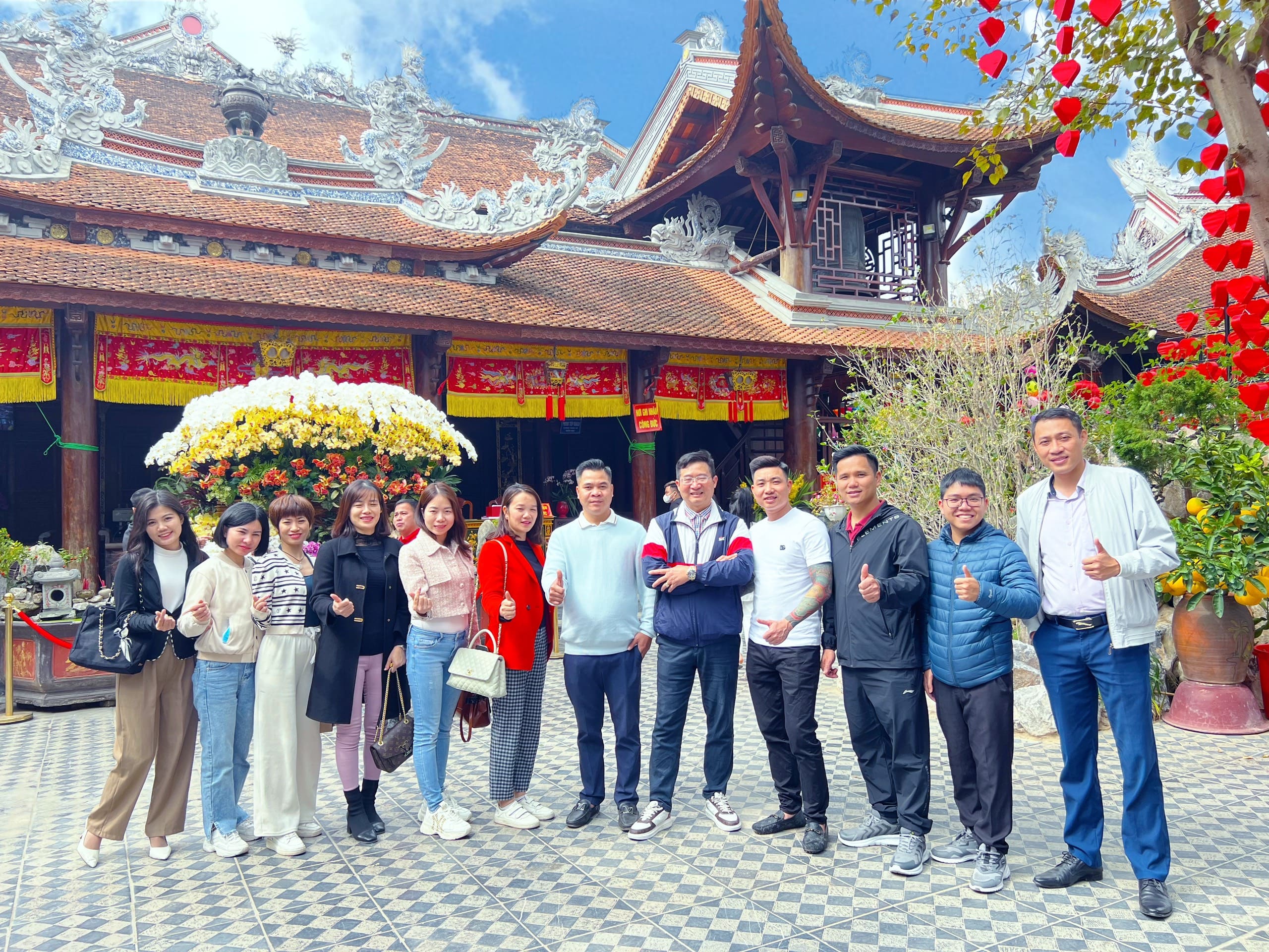 Tổ chức đi chùa đầu năm mới cho nhân viên - Tạo động lực cho một năm mới thành công.