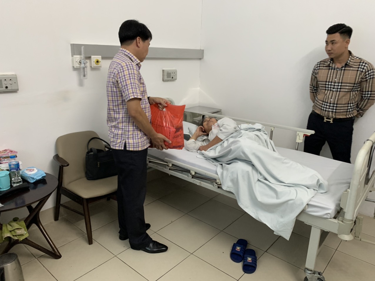 BAN LÃNH ĐẠO CÔNG TY VIHAPHA THĂM HỎI, ĐỘNG VIÊN NGƯỜI THÂN NHÂN VIÊN MẮC BỆNH NẶNG.