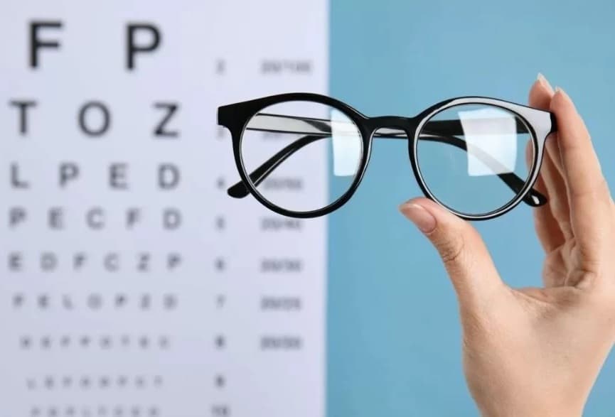 Đeo kính cận nhiều có tốt không?