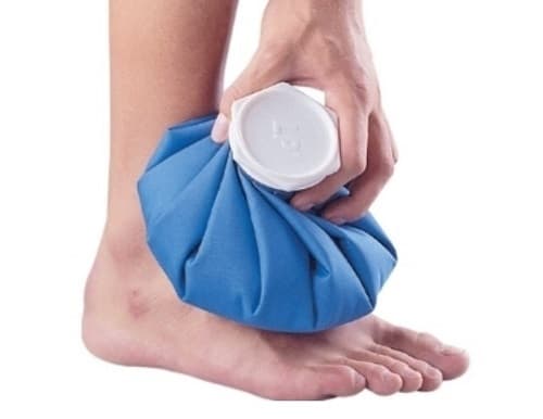 Chườm nóng  khi bị lật cổ chân