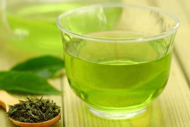 Uống trà xanh