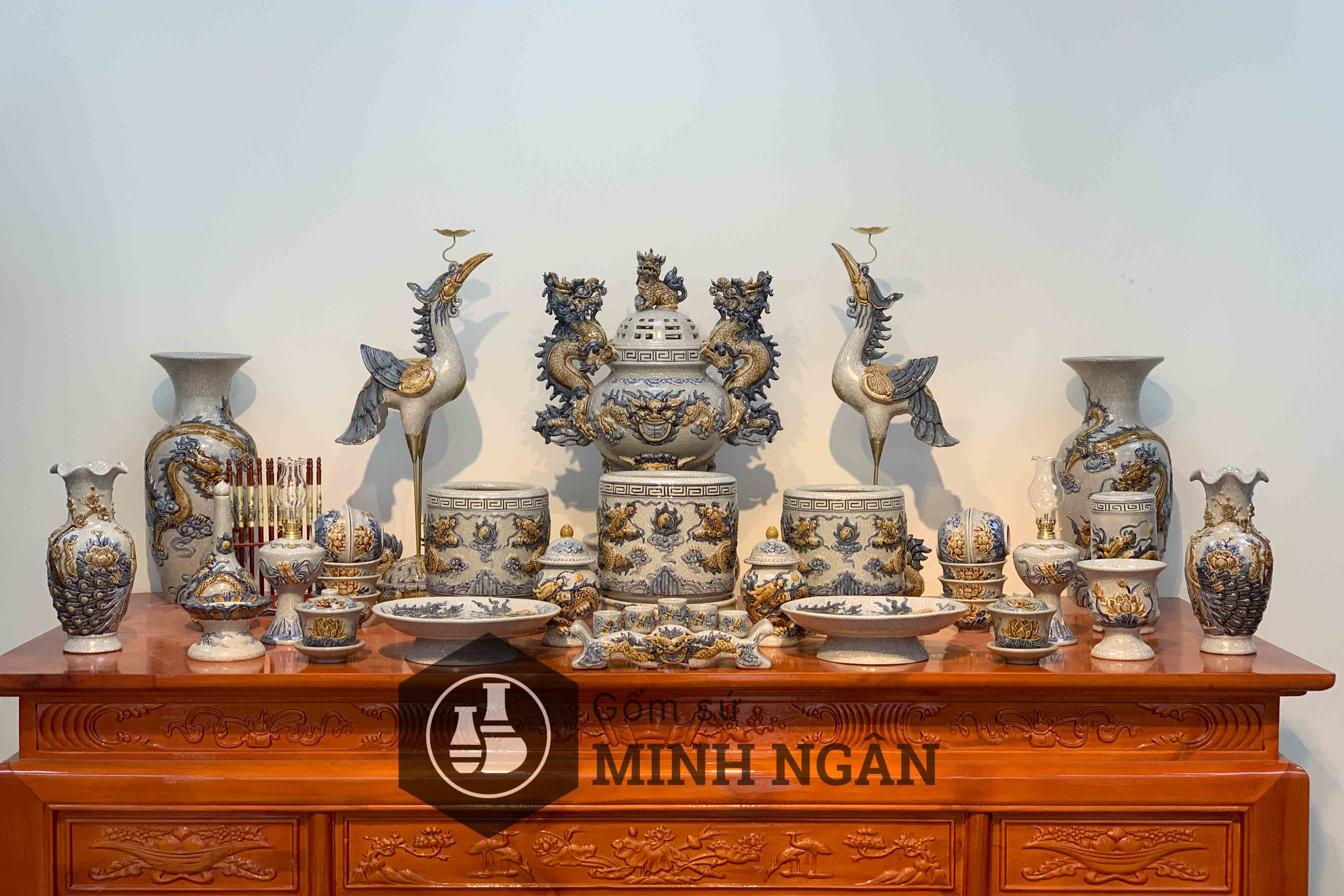 Một bộ đồ thờ men rạn gồm nhiều thành phần