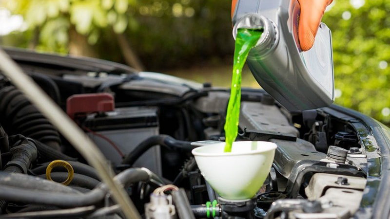 Khi nào cần thay nước làm mát két nước ô tô?