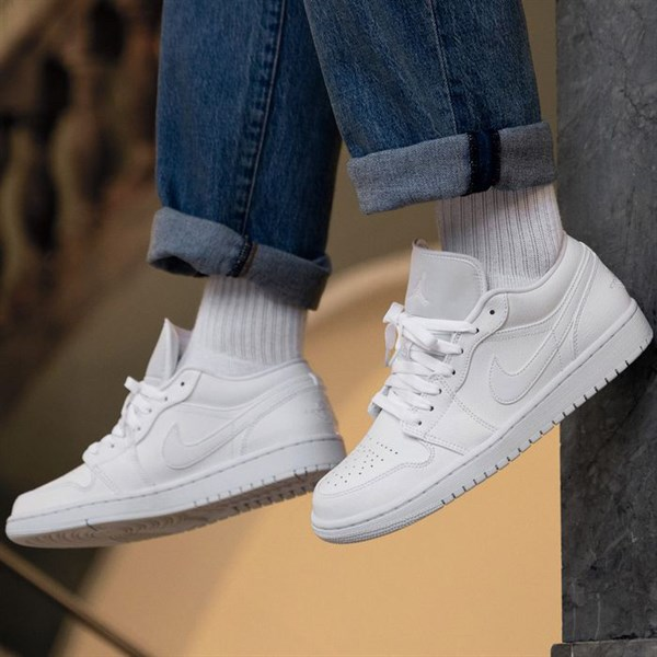 Giày Nike Air Jordan 1 Low Triple White 2022 (W) - DV0990-111 | Footart Vietnam Giày Nike Air Jordan 1 Low Triple White 2022 (W) - Dv0990-111 | Footart Vietnam