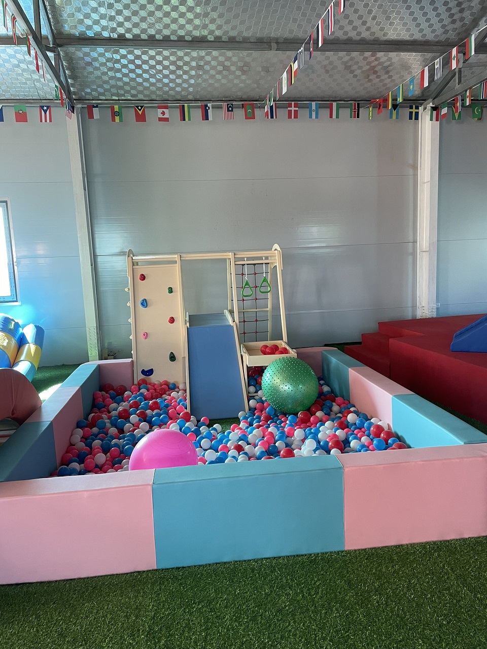 Nhà bóng cầu trượt mini