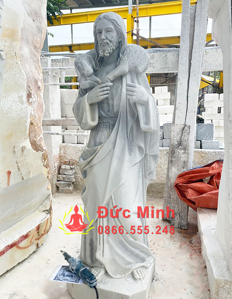 Tượng Chúa Chăn Chiên Bằng Đá Đặt Vai Cõng Chiên Độc Đáo