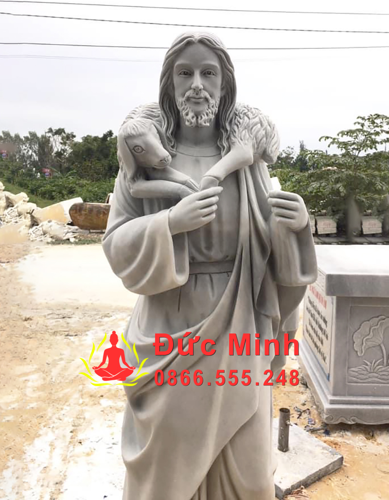 Tượng Chúa Chiên Lành Bằng Đá Xám Cận Cảnh Chi Tiết Sắc Sảo