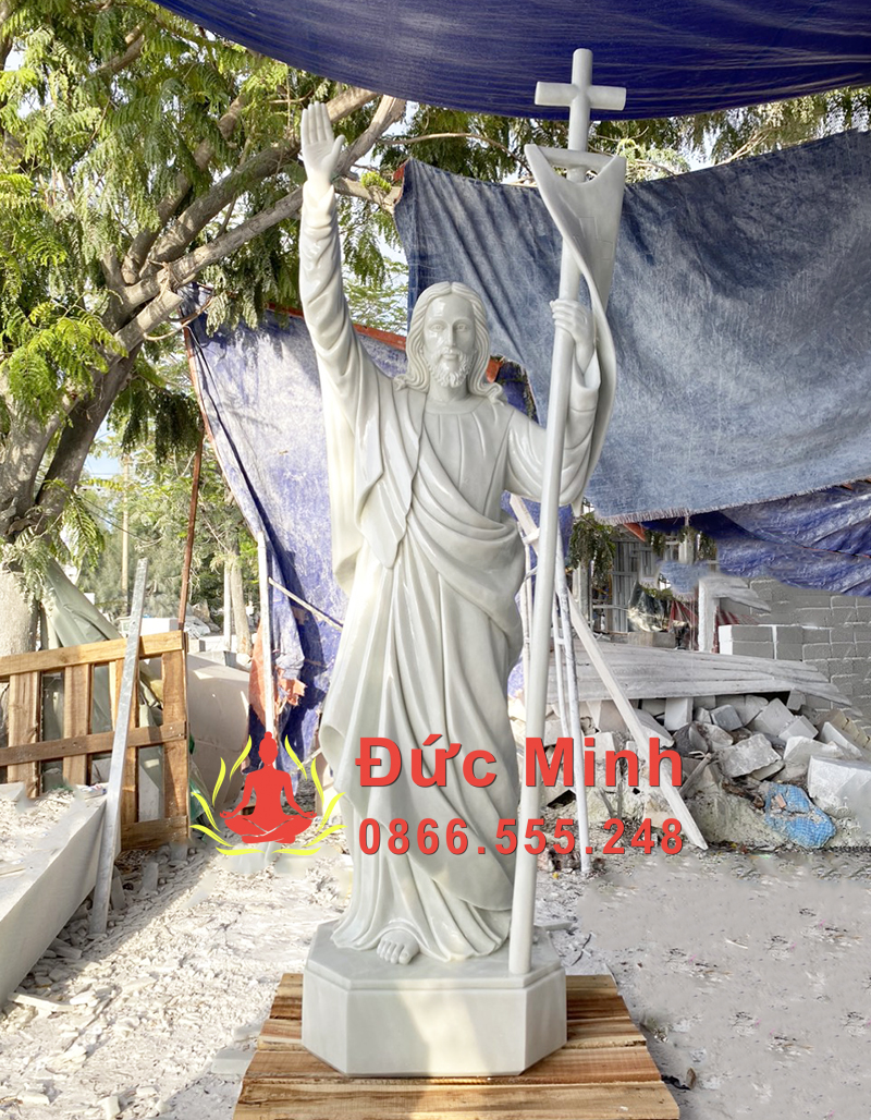 Mẫu Tượng Chúa Phục Sinh tay phải giơ cao, tay trái cầm cờ thánh giá (Dáng truyền thống uy nghi)