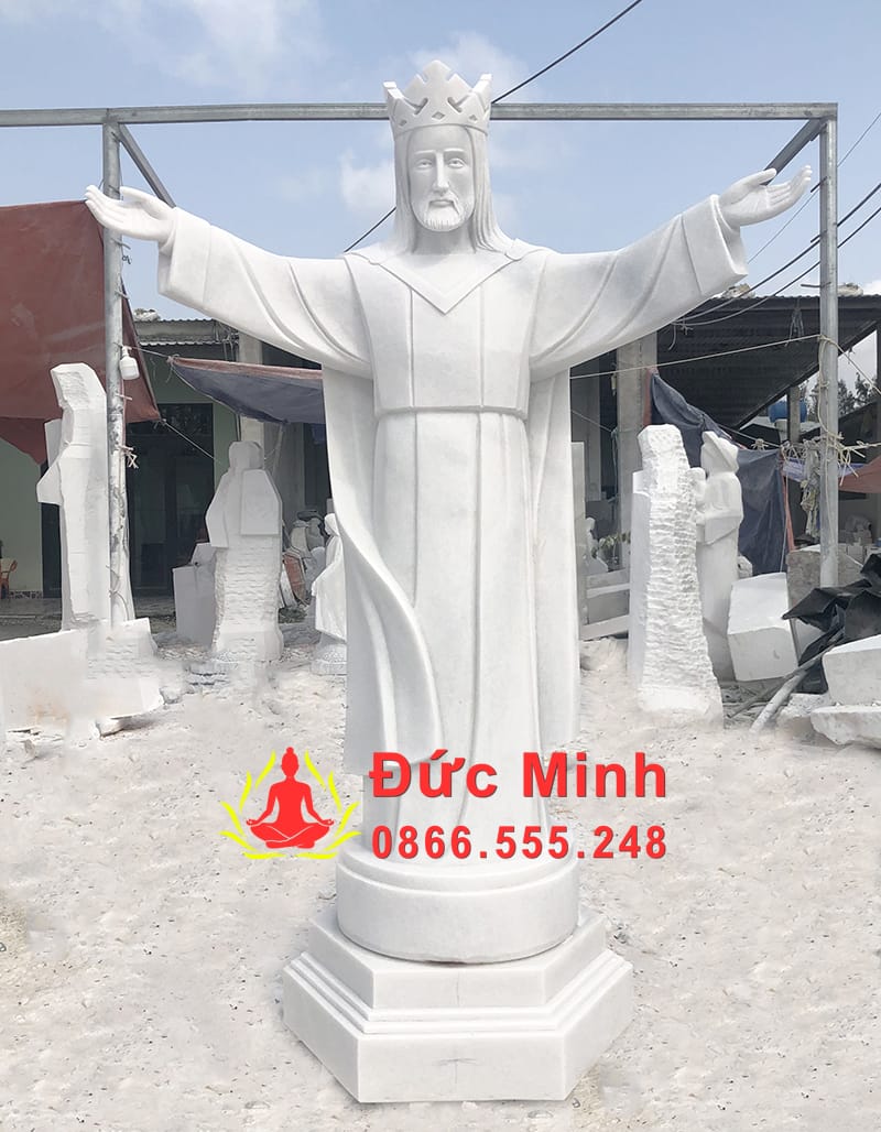 Tượng Chúa Kitô Vua đội vương miện dáng đứng hiên ngang