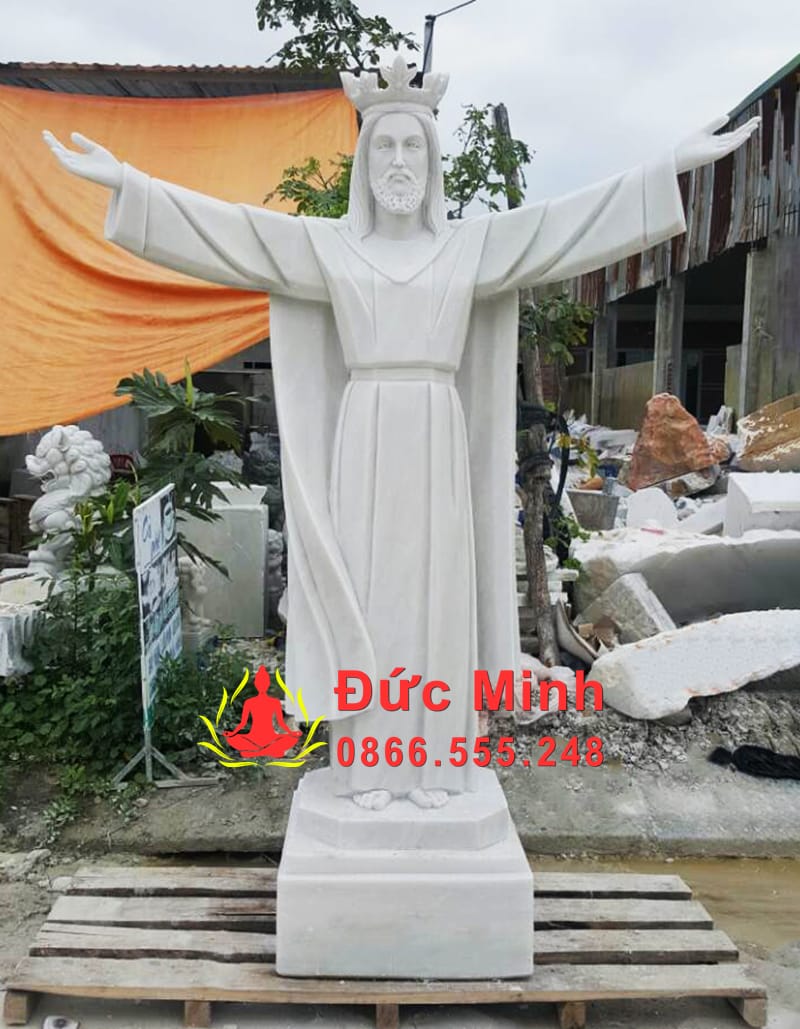 Tượng Chúa Kitô Vua dang tay đứng trên bệ đá (Đá cẩm thạch trắng)