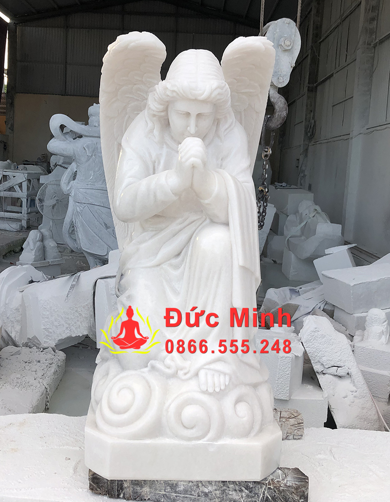 Tượng thiên thần cúi người chắp tay cầu nguyện – Chiều sâu tâm linh sâu sắc