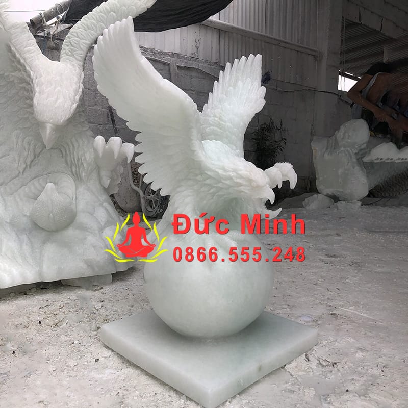 Tượng Đại Bàng Đá Phong Thủy Đứng Quả Địa Cầu Bằng Đá Trắng Tự Nhiên Đẹp