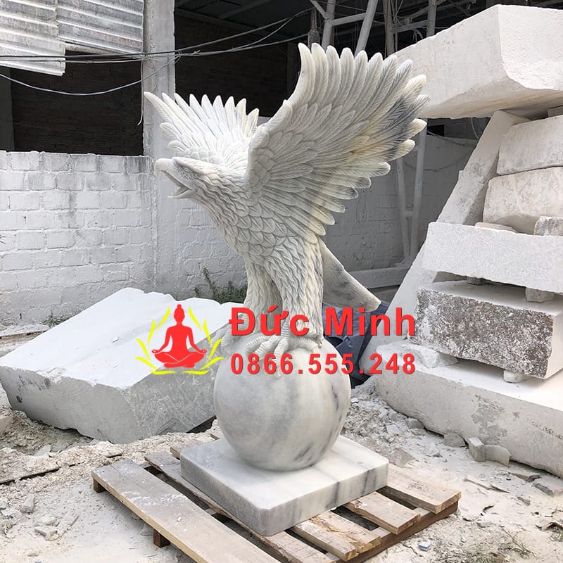 Tượng Đại Bàng Đá Đứng Quả Địa Cầu Đá Non Nước Đẹp
