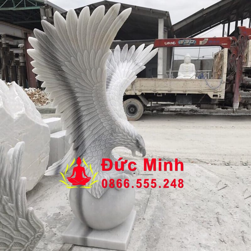 Tượng Đại Bàng Đá Đứng Quả Cầu Bằng Đá Cẩm Thạch