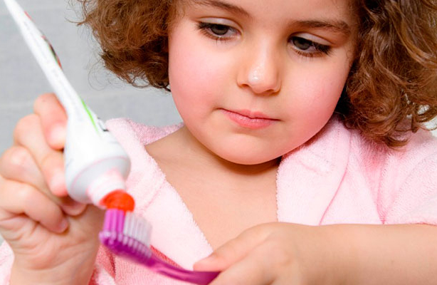 Lựa chọn kem đánh răng cho trẻ, rất quan trọng, bố mẹ không thể lơ là