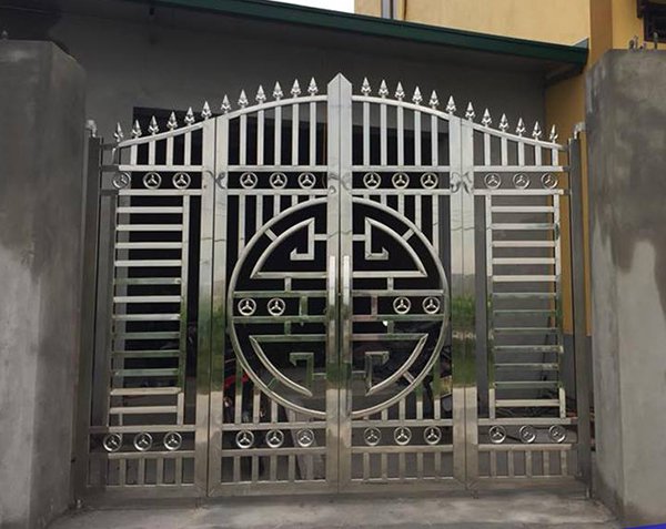 Lựa chọn cổng inox 4 cánh cho ngôi nhà.