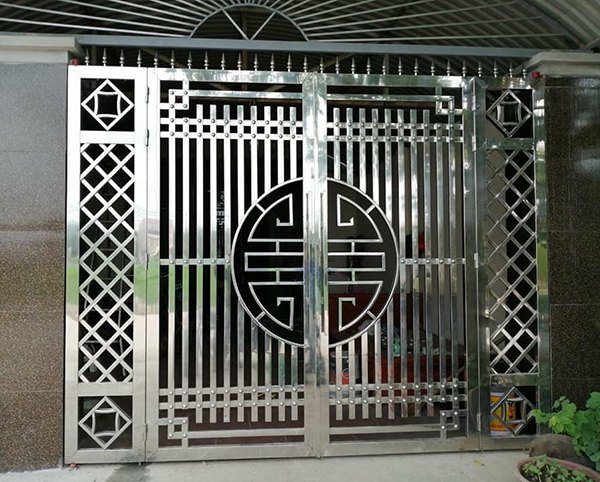 So sánh sự khác nhau giữa cổng sắt và cổng inox