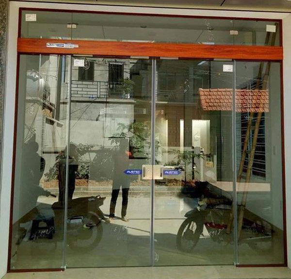 Tìm hiểu cửa kính cường lực bán tự động Zamilldoor