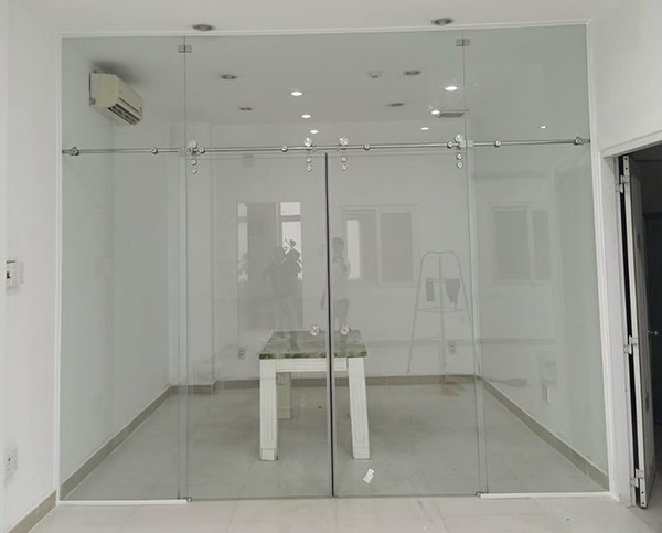 Cửa kính cường lực mở lùa ray treo inox