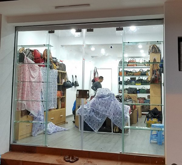 Cửa kính cường lực mở lùa ray nhôm