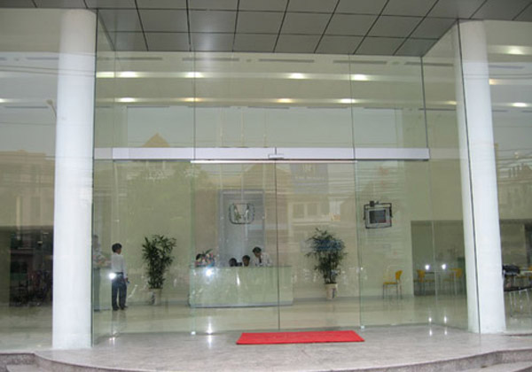Cửa kính cường lực mở trượt treo