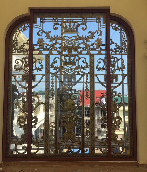 Cửa sổ nhôm đúc nhà biệt thự điểm nhấn tượng độc đáo.