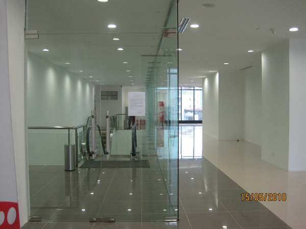 Sử dụng kính cường lực làm vách ngăn văn phòng