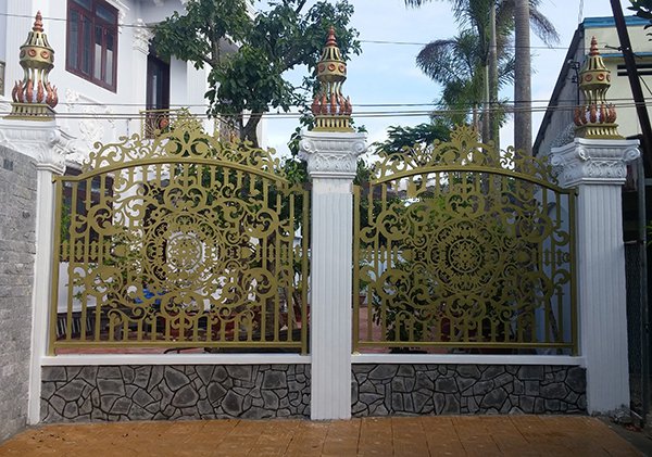 Trang trí hàng rào sắt đẹp cho sân vườn