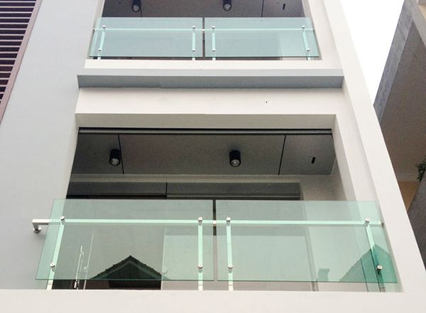 Vì sao lan can kính được sử dụng trong các công trình hiện đại?