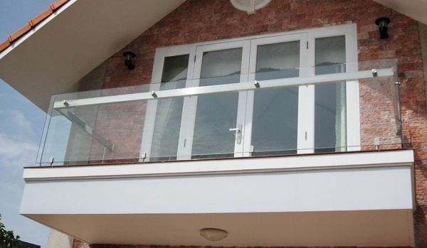 Lan can ban công kính cường lực